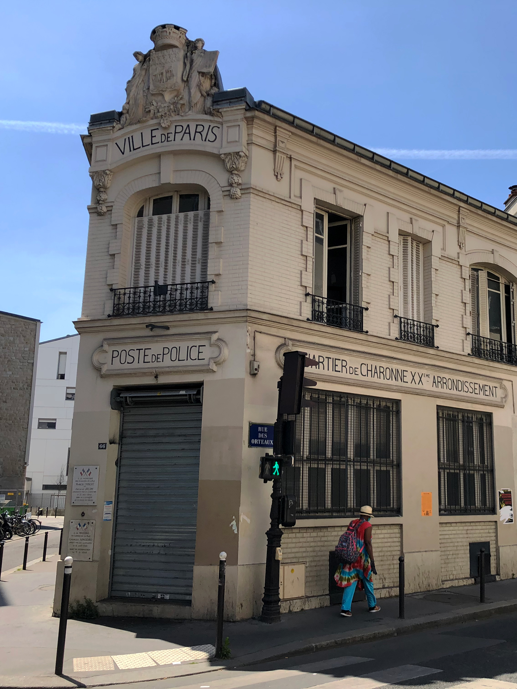 Poste de police rue des Orteaux, Paris, mai 2020.