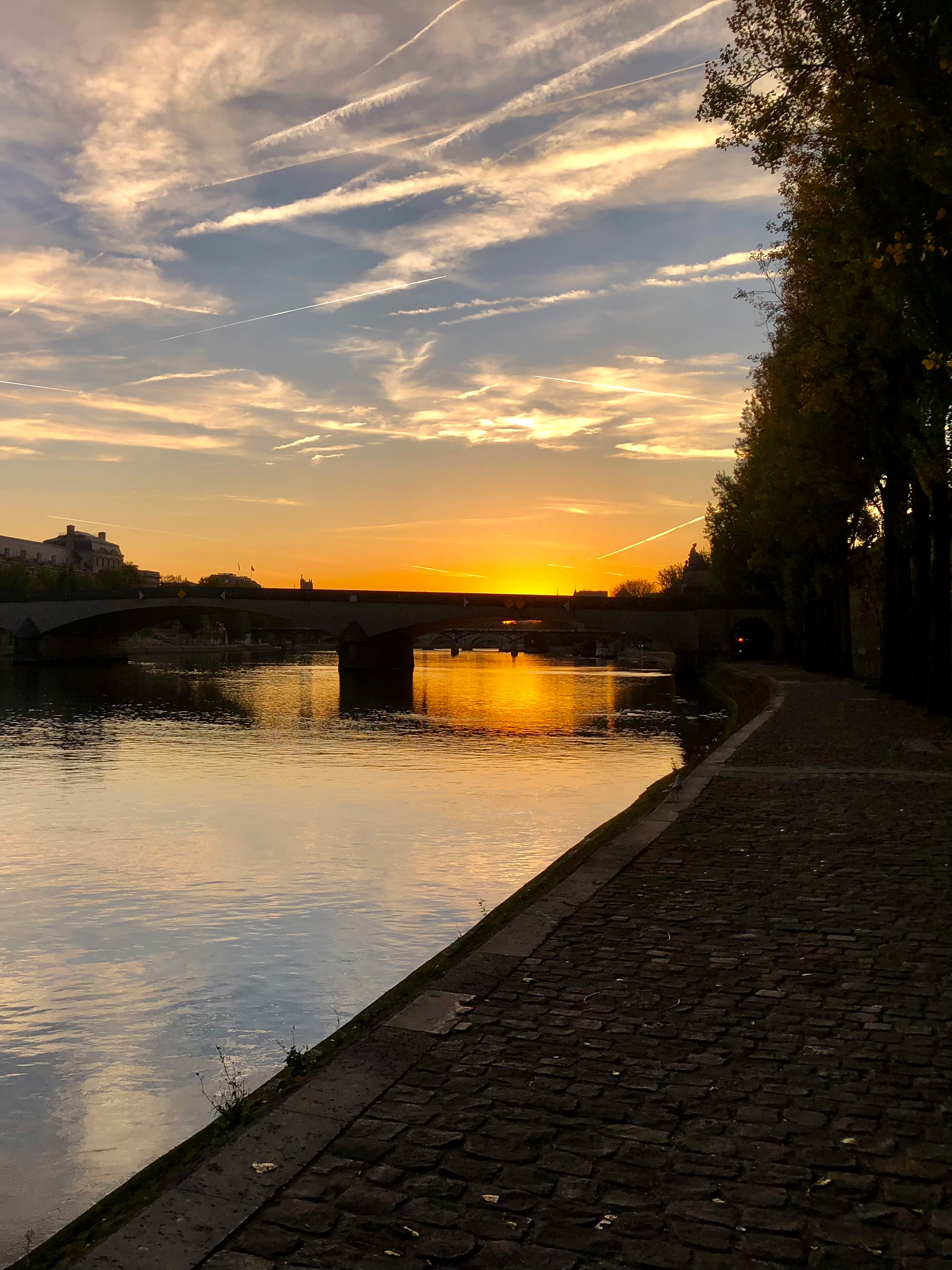 Lever de soleil sur les quais de Seine, Paris, octobre 2025.