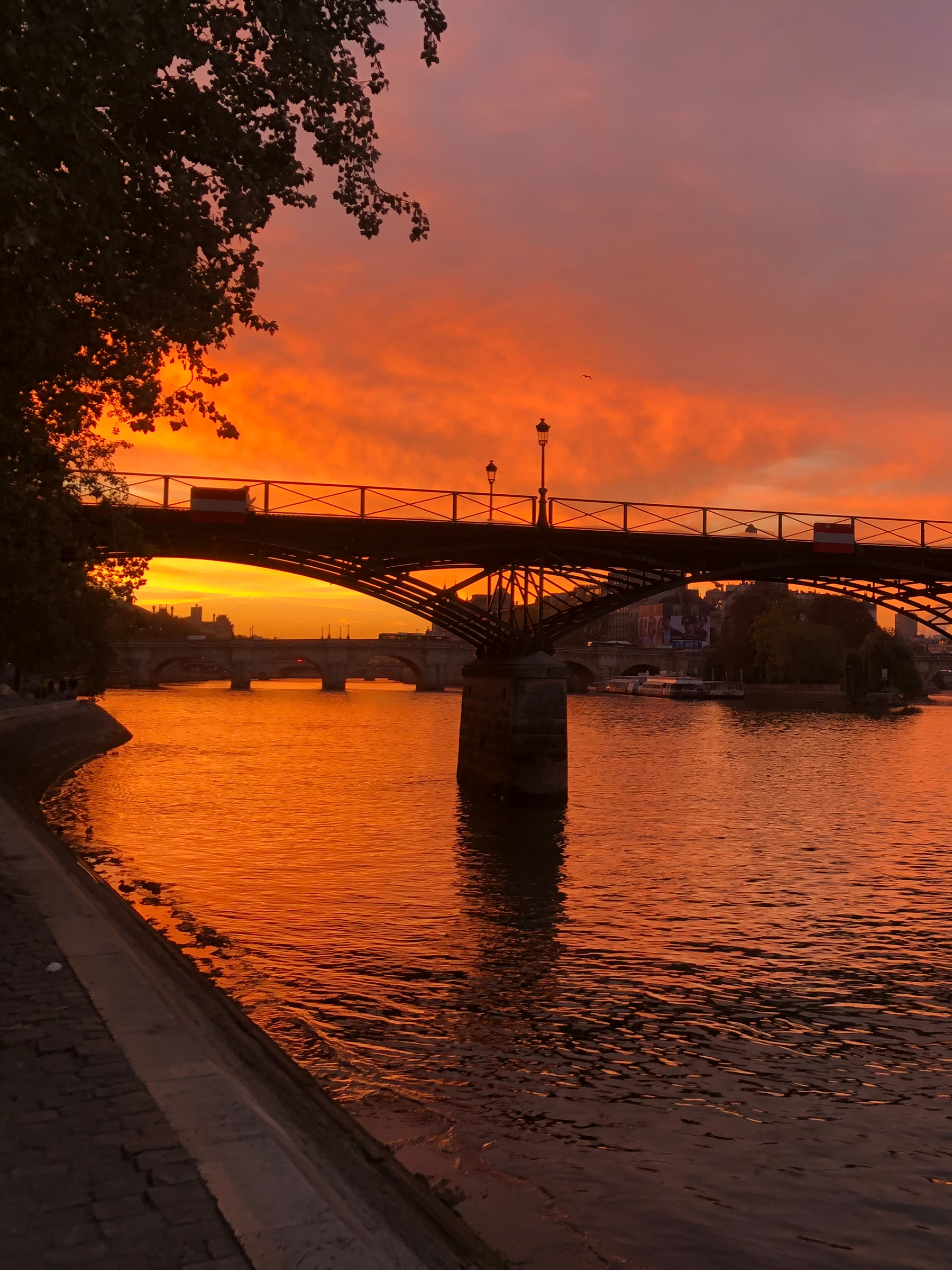 Lever de soleil sur les quais de Seine, Paris, octobre 2025.
