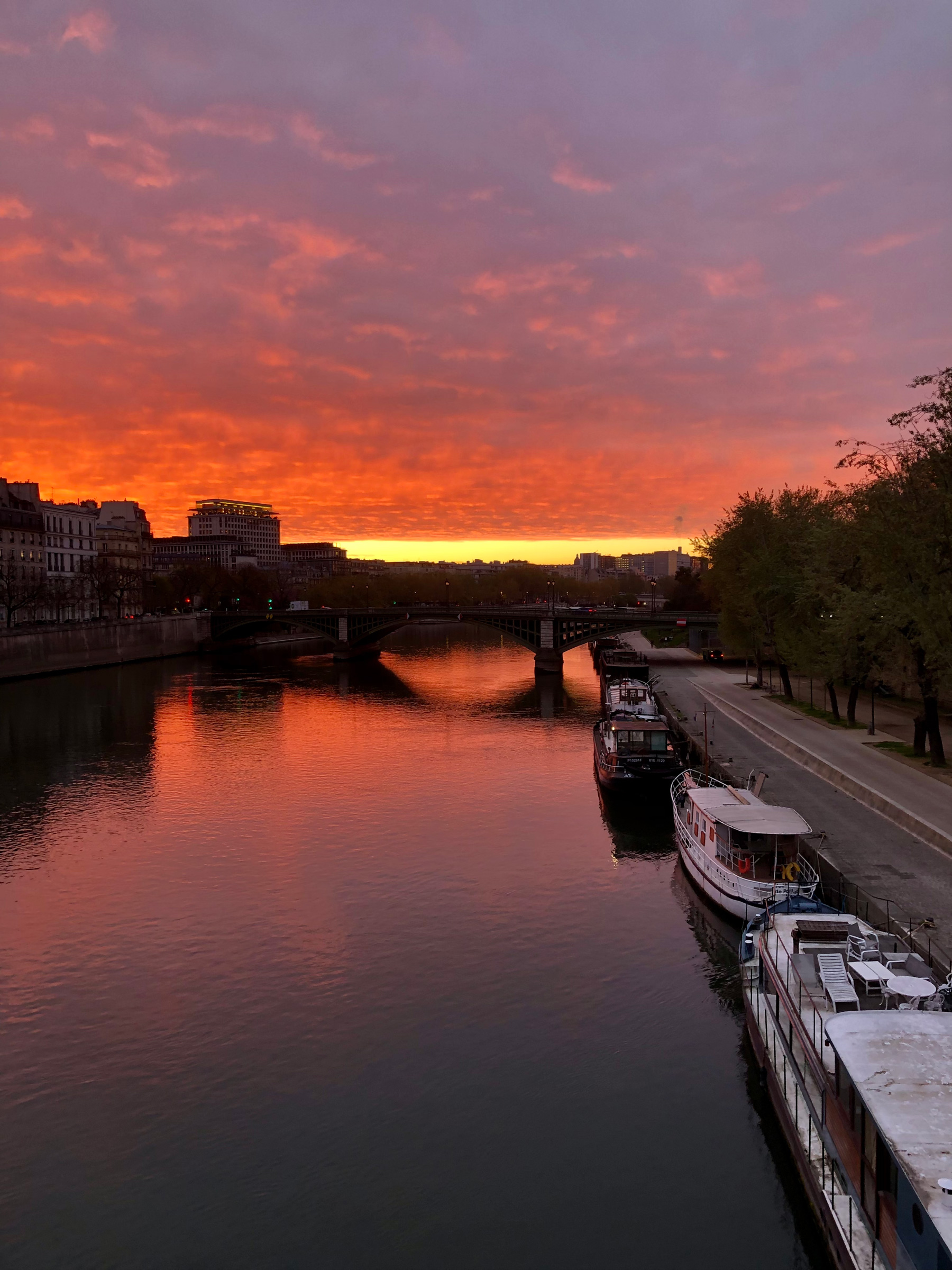 Lever de soleil sur les quais de Seine, Paris, mars 2026.